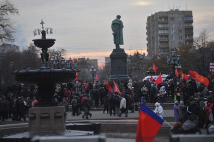 Во время шествия, приуроченного к 94-ой годовщине Октябрьской революции, на Тверской улице. 07 ноября  2011 года.