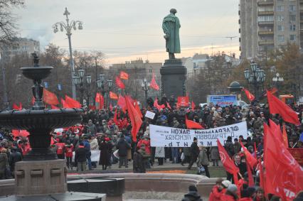 Во время шествия, приуроченного к 94-ой годовщине Октябрьской революции, на Тверской улице. 07 ноября  2011 года.