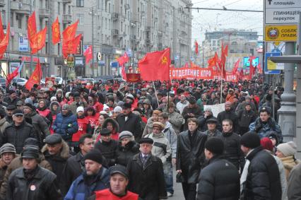 Во время шествия, приуроченного к 94-ой годовщине Октябрьской революции, на Тверской улице. 07 ноября  2011 года.