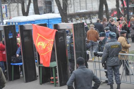 Во время шествия, приуроченного к 94-ой годовщине Октябрьской революции, на Тверской улице. 07 ноября  2011 года.