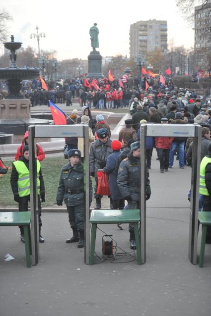 Во время шествия, приуроченного к 94-ой годовщине Октябрьской революции, на Тверской улице. На снимке: обеспечение мер безопасности. 07 ноября  2011 года.