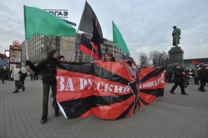 Во время шествия, приуроченного к 94-ой годовщине Октябрьской революции, на Тверской улице.На снимке: молодые люди держат плакат с лозунгом ЗА РУССКИЙ СОЦИАЛИЗМ.  07 ноября  2011 года.