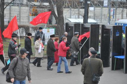 Во время шествия, приуроченного к 94-ой годовщине Октябрьской революции, на Тверской улице. 07 ноября  2011 года.