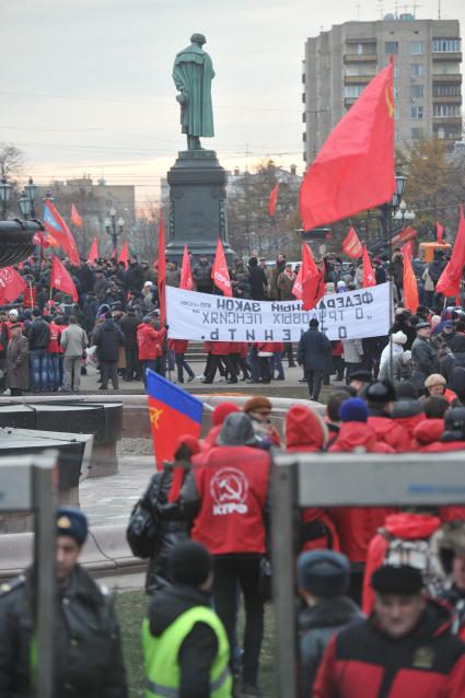 Во время шествия, приуроченного к 94-ой годовщине Октябрьской революции, на Тверской улице. На снимке: обеспечение мер безопасности. 07 ноября  2011 года.