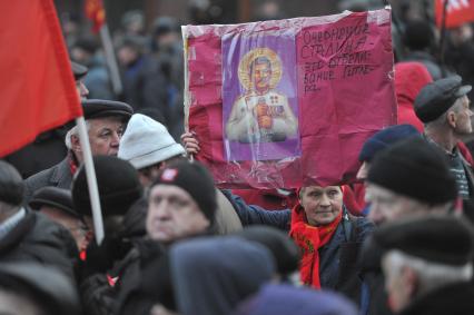 Во время шествия, приуроченного к 94-ой годовщине Октябрьской революции, на Тверской улице. На снимке: женщина держит плакат с надписью ОЧЕРНЕНИЕ СТАЛИНА -ЭТО ОТБЕЛИВАНИЕ ГИТЛЕРА. 07 ноября  2011 года.