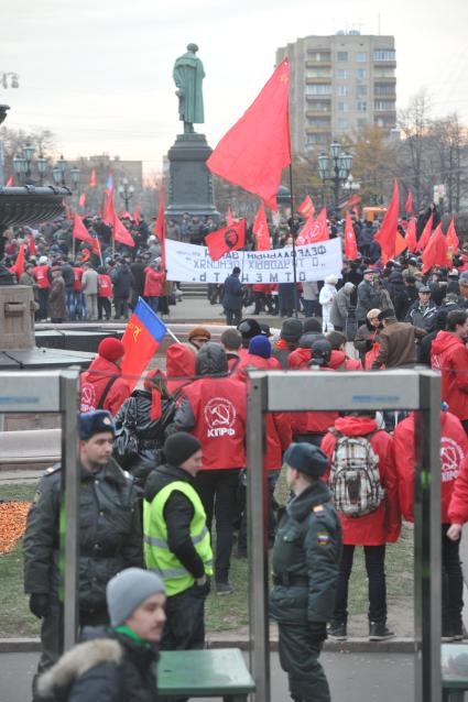Во время шествия, приуроченного к 94-ой годовщине Октябрьской революции, на Тверской улице. На снимке: обеспечение мер безопасности. 07 ноября 2011 года.