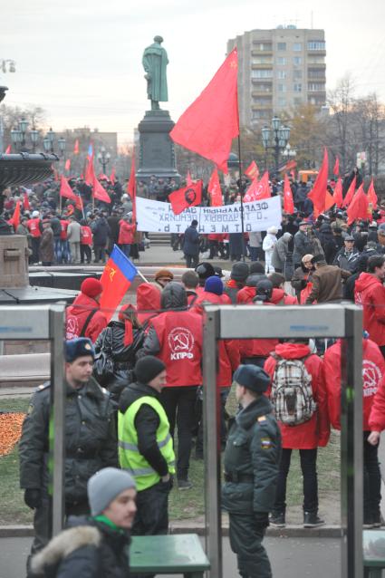 Во время шествия, приуроченного к 94-ой годовщине Октябрьской революции, на Тверской улице. На снимке: обеспечение мер безопасности. 07 ноября  2011 года.