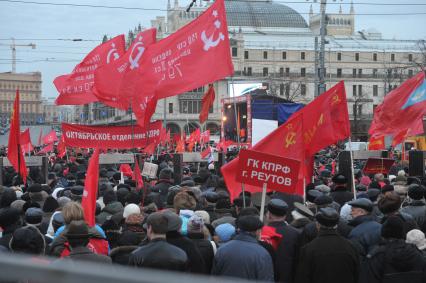 Во время шествия, приуроченного к 94-ой годовщине Октябрьской революции, на Тверской улице. 07 ноября  2011 года.