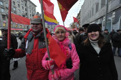 Во время шествия, приуроченного к 94-ой годовщине Октябрьской революции, на Тверской улице. 07 ноября  2011 года.