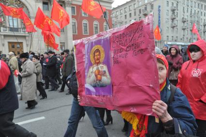 Во время шествия, приуроченного к 94-ой годовщине Октябрьской революции, на Тверской улице. 07 ноября 2011 года.