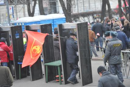 Во время шествия, приуроченного к 94-ой годовщине Октябрьской революции, на Тверской улице. 07 ноября  2011 года.