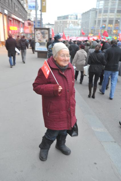 Во время шествия, приуроченного к 94-ой годовщине Октябрьской революции, на Тверской улице. 07 ноября  2011 года.