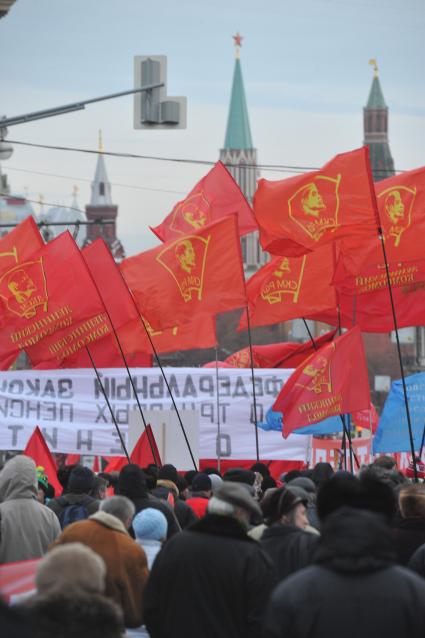 Во время шествия, приуроченного к 94-ой годовщине Октябрьской революции, на Тверской улице. 07 ноября  2011 года.