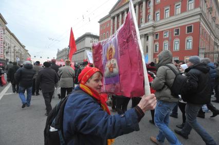 Во время шествия, приуроченного к 94-ой годовщине Октябрьской революции, на Тверской улице. 07 ноября  2011 года.