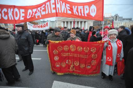 Во время шествия, приуроченного к 94-ой годовщине Октябрьской революции, на Тверской улице. 07 ноября  2011 года.