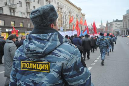 Во время шествия, приуроченного к 94-ой годовщине Октябрьской революции, на Тверской улице. На снимке: обеспечение мер безопасности. 07 ноября 2011 года.
