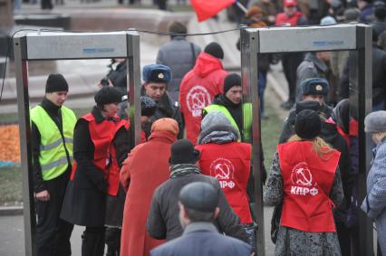 Во время шествия, приуроченного к 94-ой годовщине Октябрьской революции, на Тверской улице. 07 ноября  2011 года.