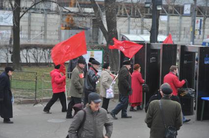 Во время шествия, приуроченного к 94-ой годовщине Октябрьской революции, на Тверской улице. 07 ноября  2011 года.