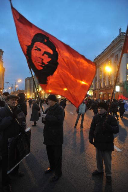 Во время шествия, приуроченного к 94-ой годовщине Октябрьской революции, на Тверской улице. На снимке: мужчина держит флаг с портретом Че Гевары. 07 ноября  2011 года.