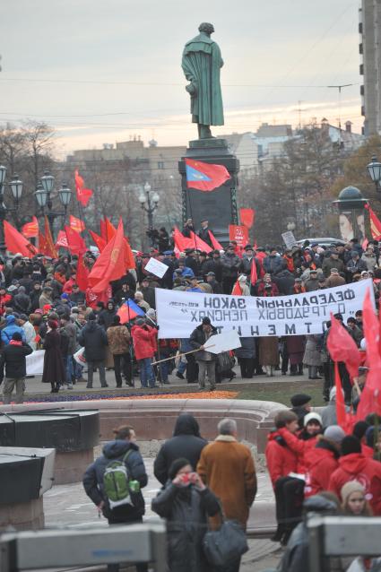 Во время шествия, приуроченного к 94-ой годовщине Октябрьской революции, на Тверской улице. 07 ноября  2011 года.