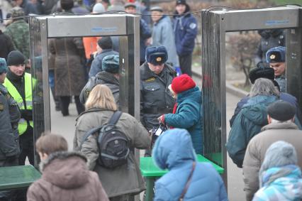 Досмотр участников шествия, приуроченного к 94-ой годовщине Октябрьской революции, на Тверской улице. 07 ноября  2011 года.