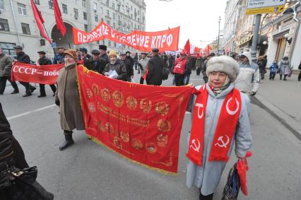 Во время шествия, приуроченного к 94-ой годовщине Октябрьской революции, на Тверской улице. 07 ноября  2011 года.