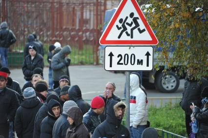 Мусульмане во время праздничного намаза в честь праздника Курбан-Байрам у Соборной мечети. 06 ноября  2011 года.