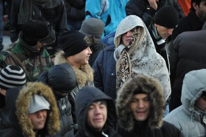 Мусульмане во время праздничного намаза в честь праздника Курбан-Байрам у Соборной мечети. 06 ноября  2011 года.