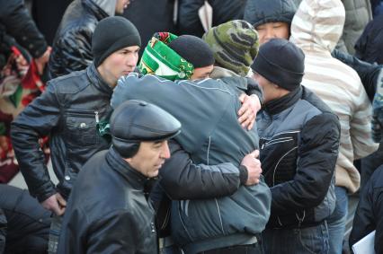 Мусульмане во время праздничного намаза в честь праздника Курбан-Байрам у Соборной мечети. 06 ноября  2011 года.