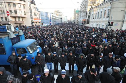 Мусульмане во время праздничного намаза в честь праздника Курбан-Байрам у Соборной мечети. 06 ноября  2011 года.