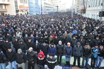 Мусульмане во время праздничного намаза в честь праздника Курбан-Байрам у Соборной мечети. 06 ноября  2011 года.