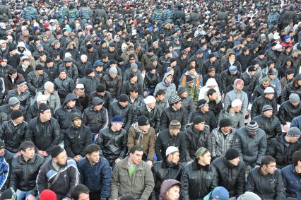 Мусульмане во время праздничного намаза в честь праздника Курбан-Байрам у Соборной мечети. 06 ноября  2011 года.