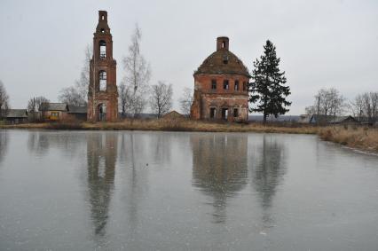 село Головинское Сусанинского района Костромской области.  Богоявленская церковь. 08 ноября 2011г.