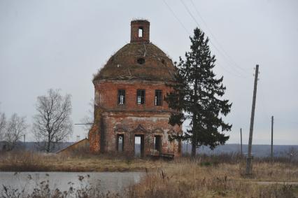 село Головинское Сусанинского района Костромской области.  Богоявленская церковь. 08 ноября 2011г.