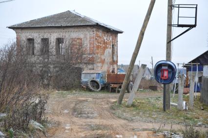 село Головинское Сусанинского района Костромской области. Дом. Телефонная будка. 08 ноября 2011г.