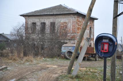 село Головинское Сусанинского района Костромской области. Дом. Телефонная будка. 08 ноября 2011г.