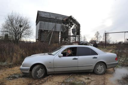 село Головинское Сусанинского района Костромской области. Мерседес на дороге. На снимке: за рулем автомобиля Диана Гришина финансовый директор ЗАО АГРОМОЛ. 08 ноября 2011г.