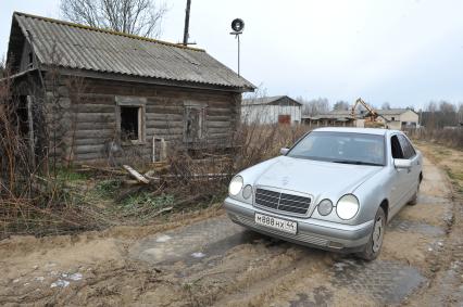 село Головинское Сусанинского района Костромской области. Мерседес на дороге. 08 ноября 2011г.