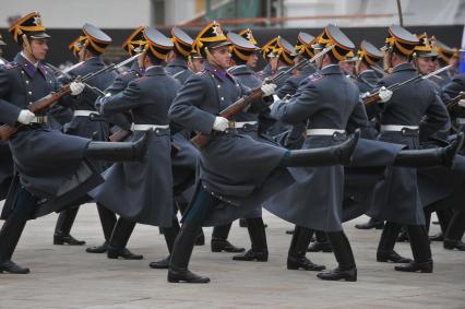 Церемония развода конных и пеших караулов Президентского полка. 31 октября 2011 года.