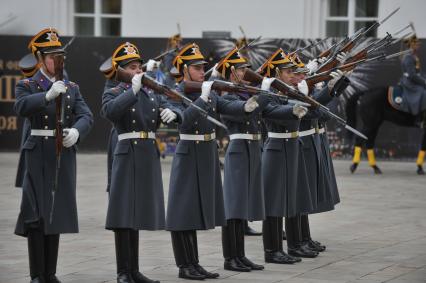 Церемония развода конных и пеших караулов Президентского полка. 31 октября 2011 года.