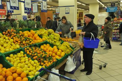 Магазин ПЕРЕКРЕСТОК. Торговля. Товар. Фрукты. Мужчина с продуктовой корзиной. 08 ноября 2011 года.