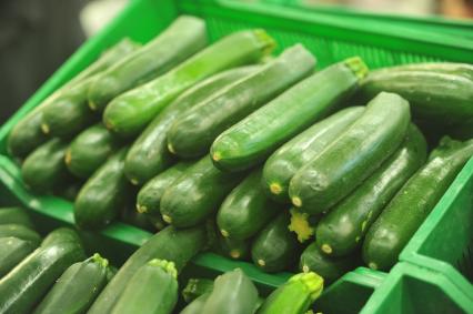 Магазин ПЕРЕКРЕСТОК. Овощи на прилавке. Цукини.  08 ноября 2011 года.