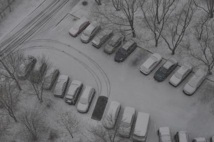 Снег. Припаркованные автомобили. Машины заметенные снегом. Автостоянка. Парковка. Машиноместо. 11 ноября 2011 года.