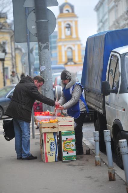 Уличная торговля. Продавец.  Покупатель. 11 ноября 2011 года.