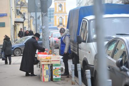 Уличная торговля. Продавец.  Покупатель. 11 ноября 2011 года.