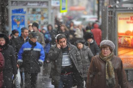 Москва. Снегопад. Прохожие люди. 11 ноября 2011 года.