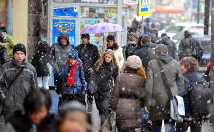 Москва. Снегопад. Прохожие люди. 11 ноября 2011 года.