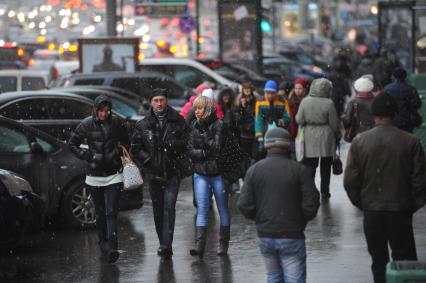 Москва. Снегопад. Прохожие люди. 11 ноября 2011 года.