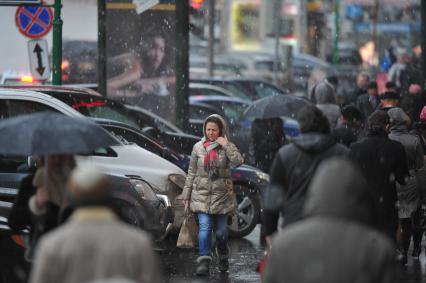 Москва. Снегопад. Прохожие люди. 11 ноября 2011 года.