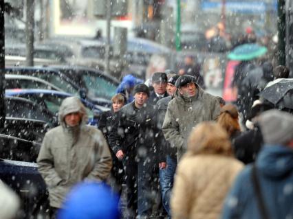 Москва. Снегопад. Прохожие люди. 11 ноября 2011 года.